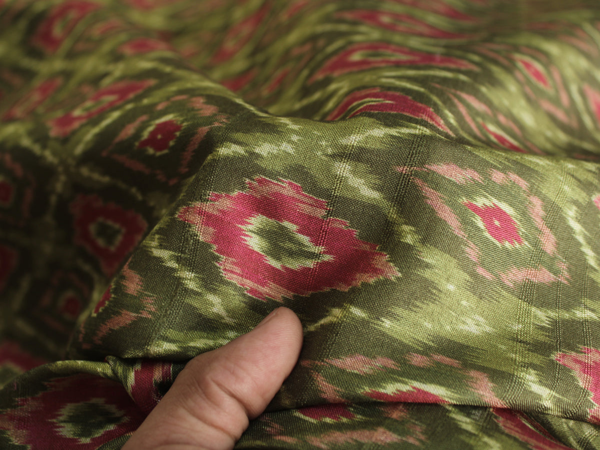 Tissu imprimé Ikat effet Matka de soie artificielle