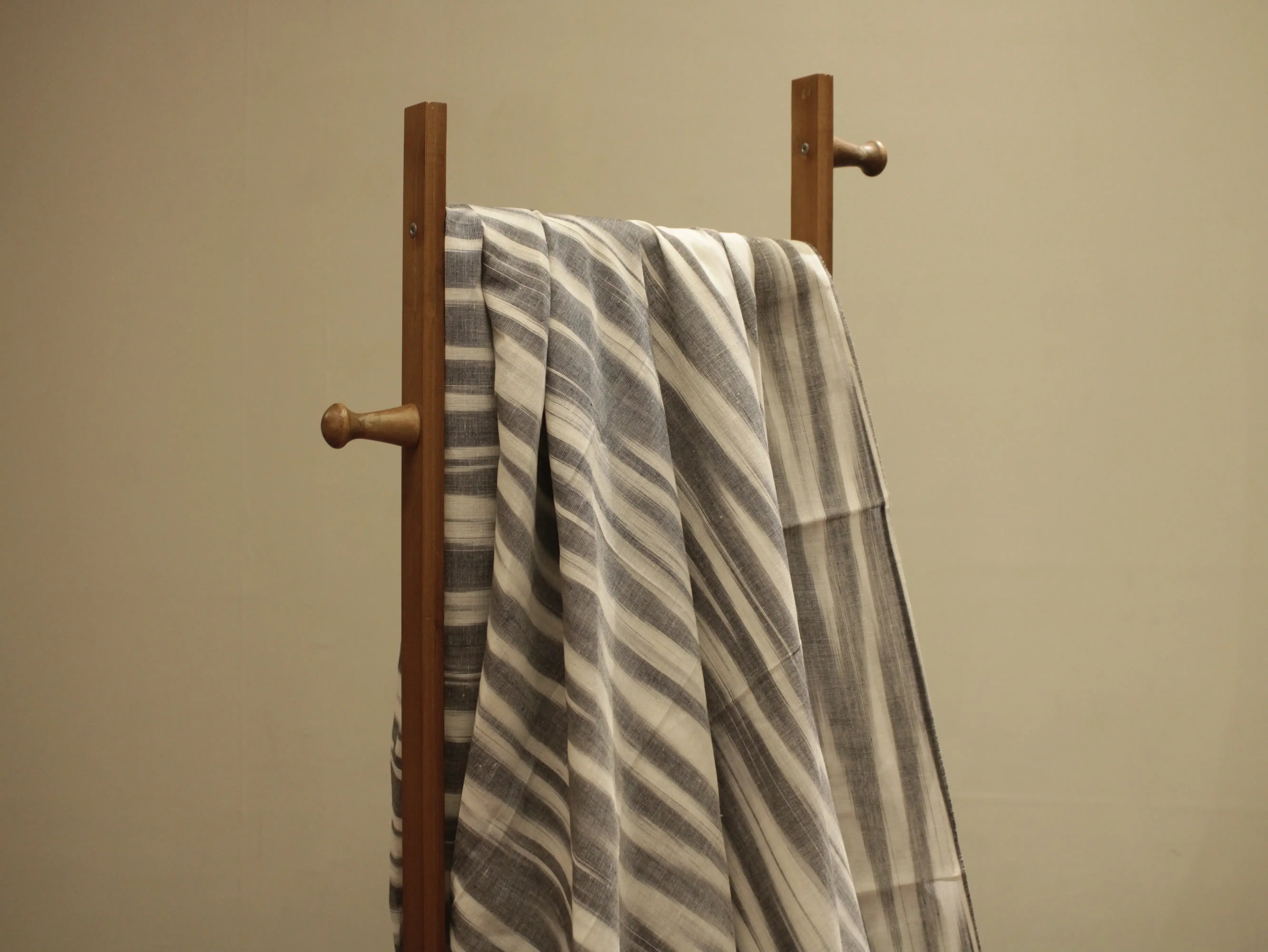 Mfoks : Handloom Pure Cotton Woven Fabric - Grey - M'Foks