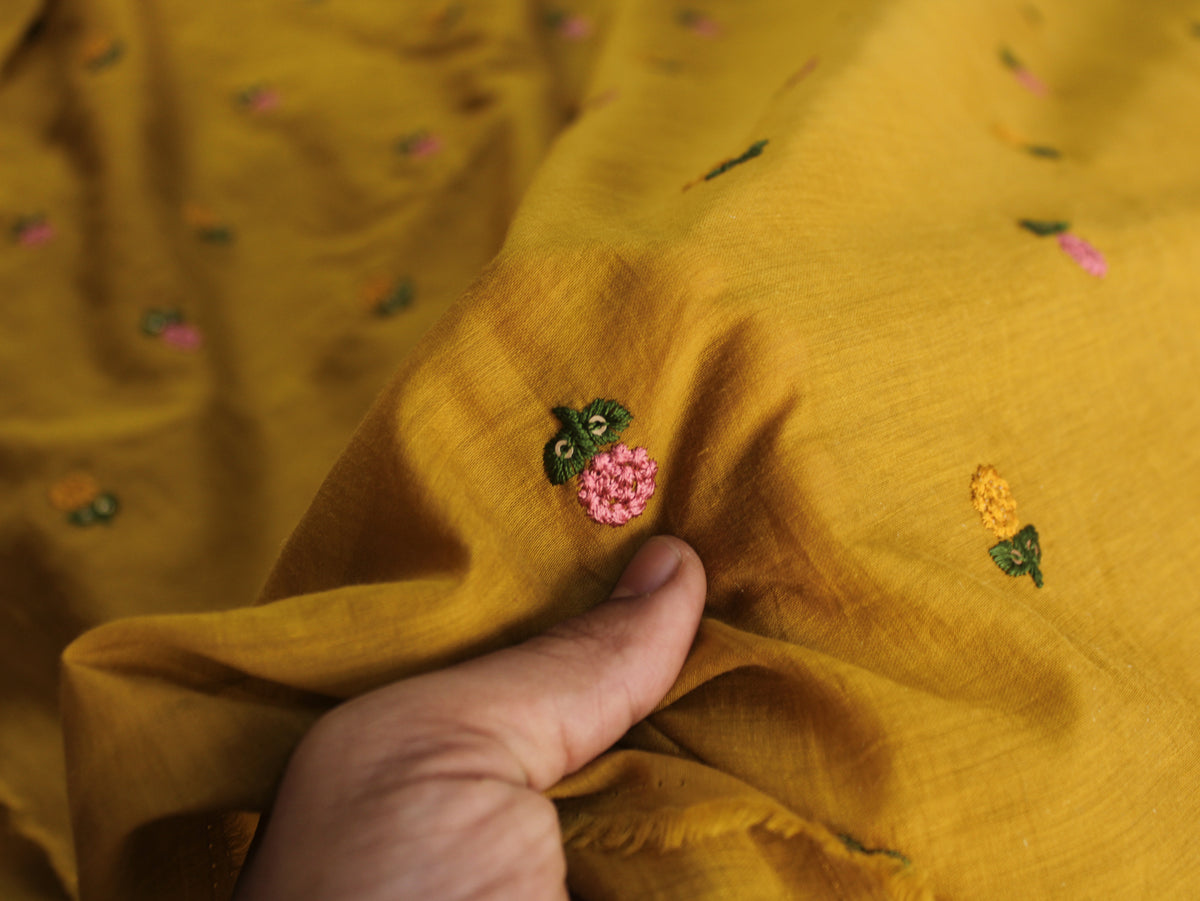Tissu Mal Chanderi avec broderie bouquet floral — Mauve